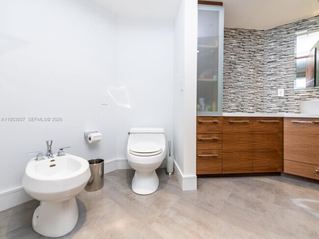 Building Photo - 888 Brickell Key Dr