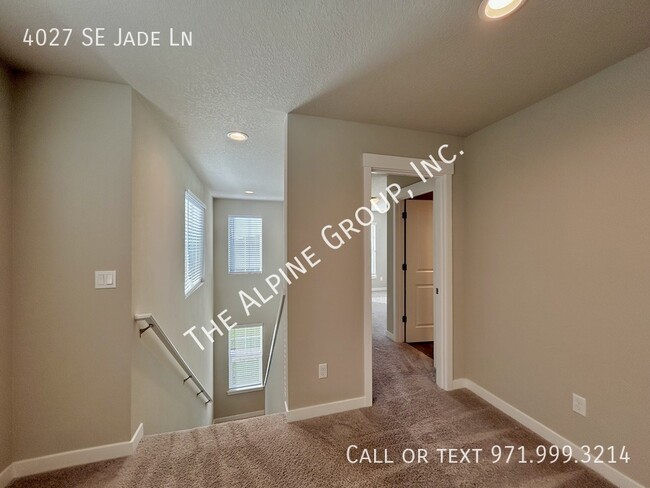 Building Photo - Hillsboro Townhome - Two Comfortable Suites!