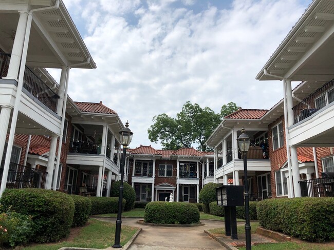 Primary Photo - 305 E Ponce de Leon Ave