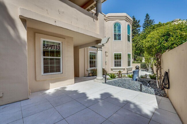 Building Photo - Beautiful and spacious 3 bedroom 2.5 bath ...
