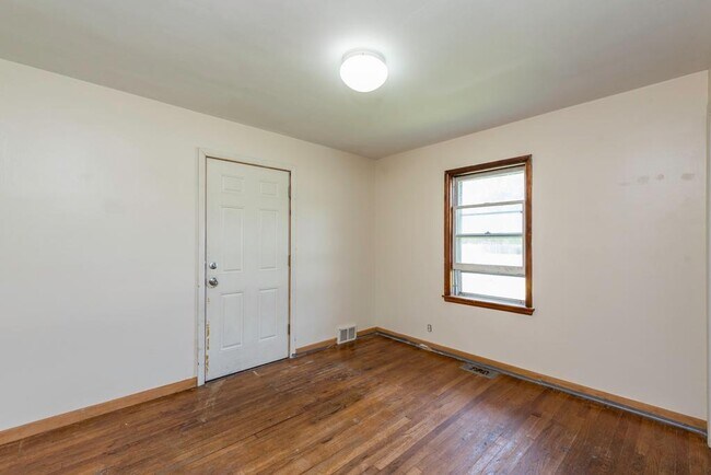 Building Photo - 618 N Oplaine Rd