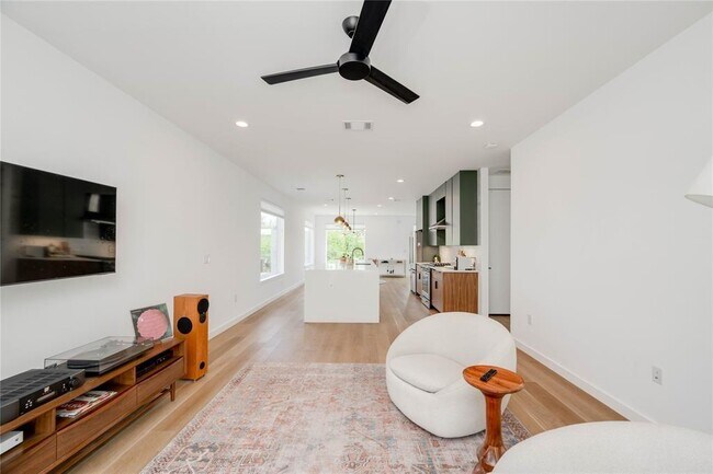 Building Photo - 1208 Luna St