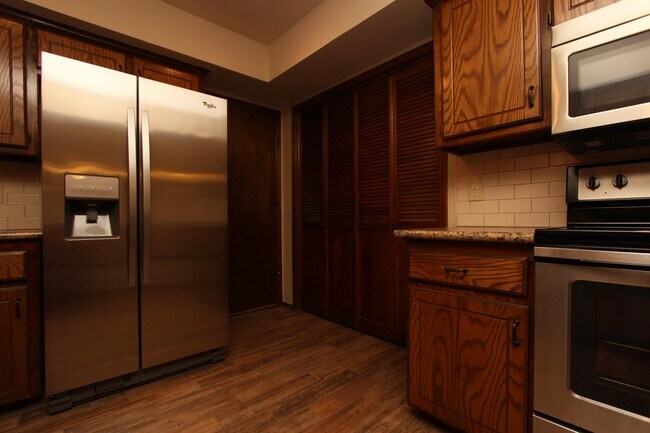 Building Photo - 4700 Hemlock Ln