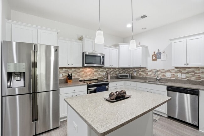 Building Photo - 17 Crown Ct