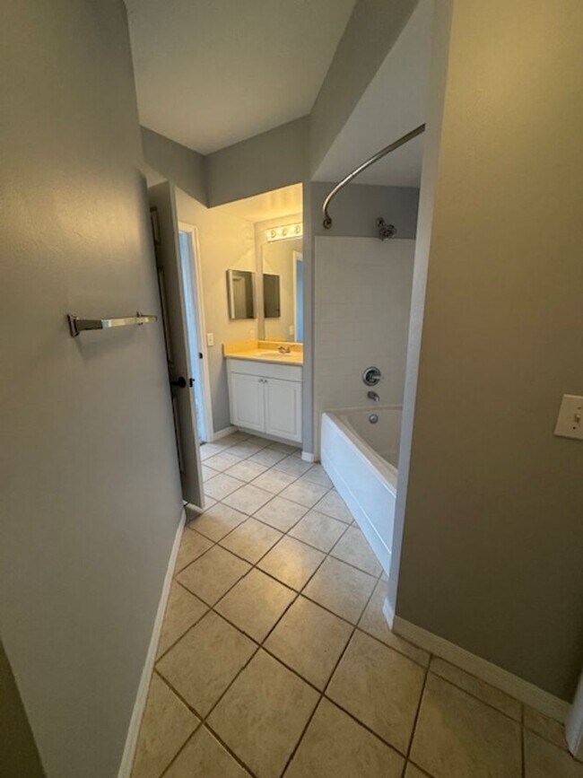 Building Photo - 2 bedroom 2 bathroom Condo in Gardens at B...