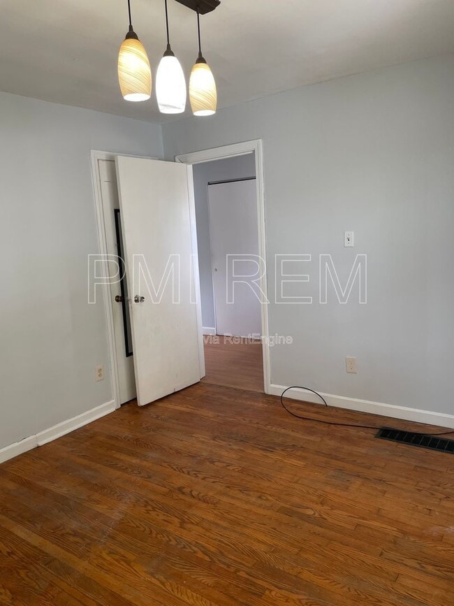 Building Photo - 2876 Hudson Dr