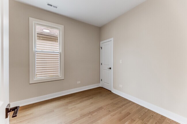 Building Photo - 2512 W 69th St