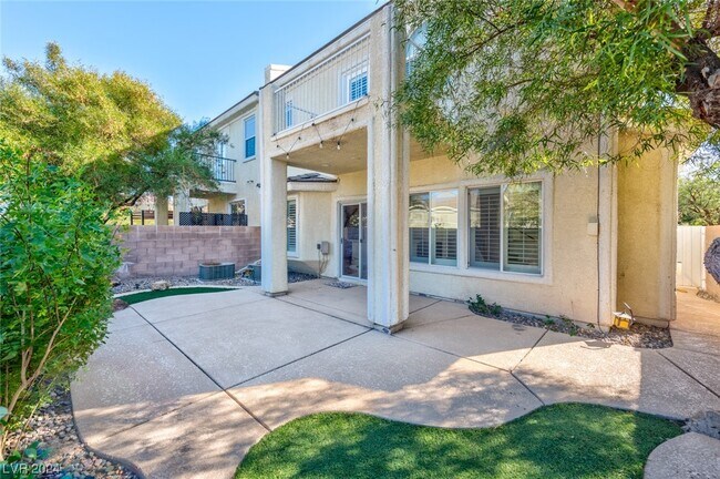 Building Photo - 275 Spectacular St