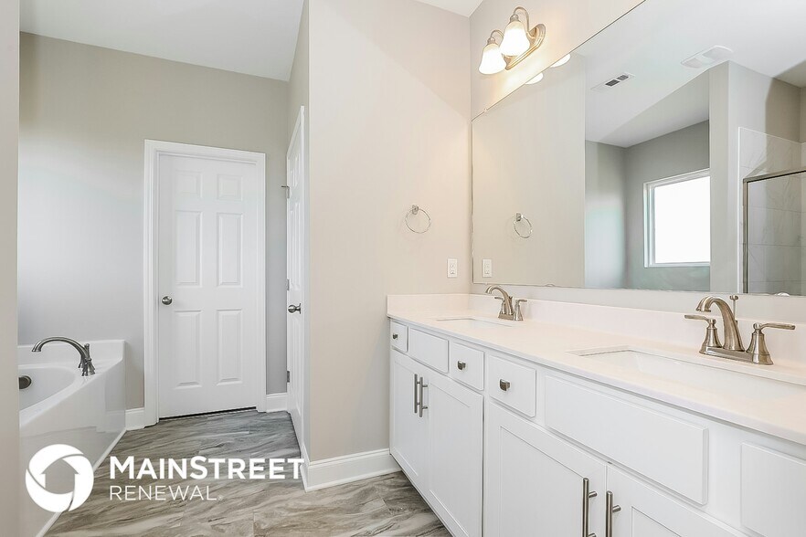 Building Photo - 608 Oakvale Ln