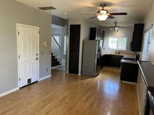 Building Photo - Beautiful East Petaluma 3 Bedroom, 2.5 Bath Home