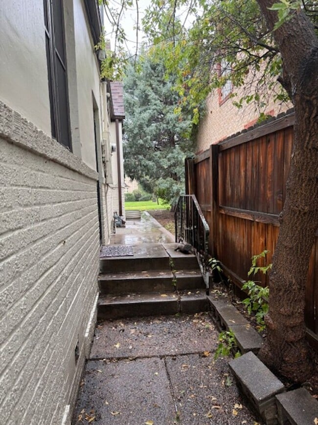 Building Photo - House For Lease