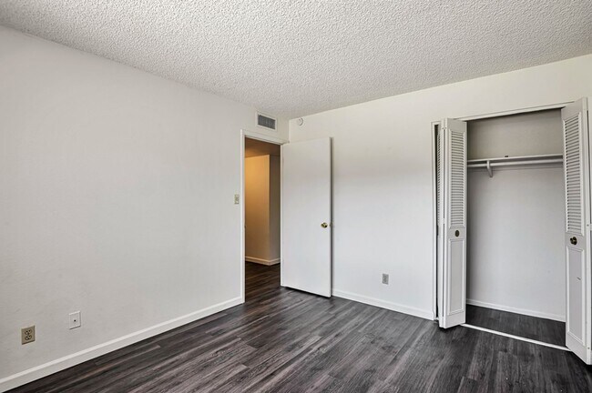 Building Photo - 6 Bedroom 3.5 Bath, Large Pool and Backyard