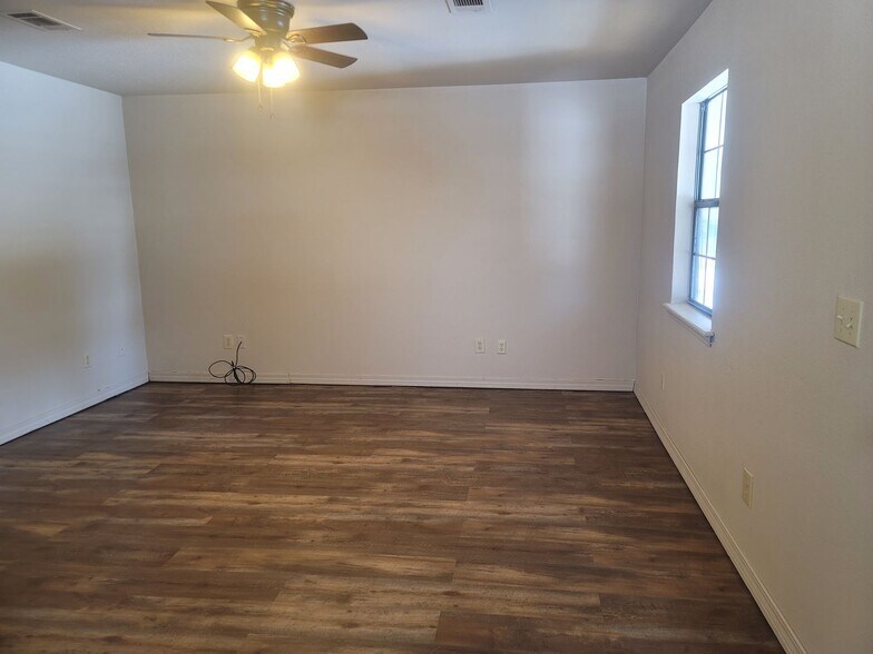 Building Photo - 1243 Charles Dr