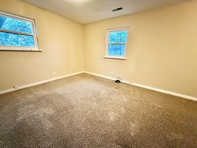 Building Photo - Nice Split Level Home in Huntsville! Fenced Yard and 2 car garage!