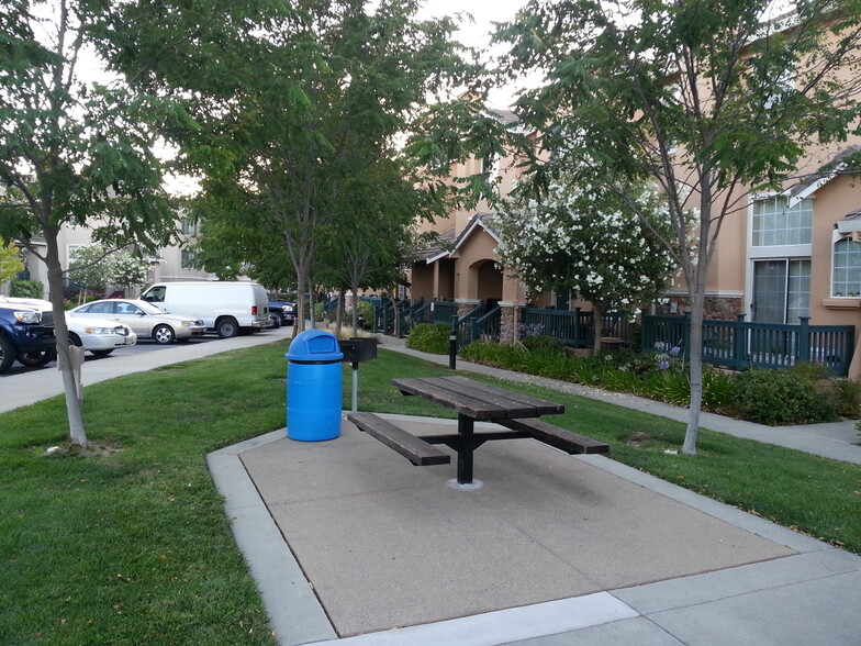 View of swimming pool from entrance - 7106 Pelican St