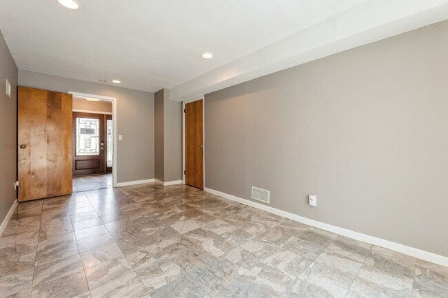 Building Photo - Bergenfield NJ Split Level Spacious Single Family home