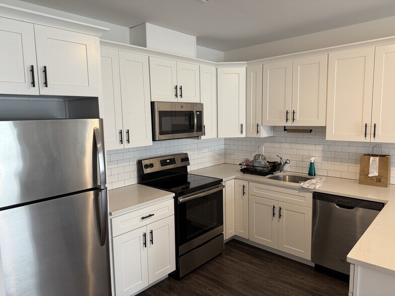 Kitchen - 68 Park Ave
