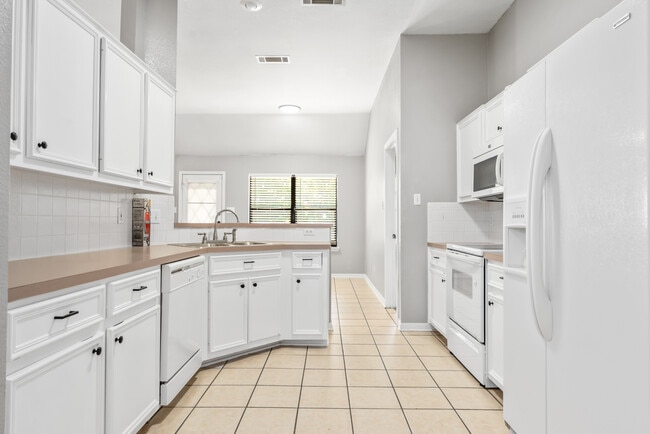 Building Photo - 605 Paintbrush Dr