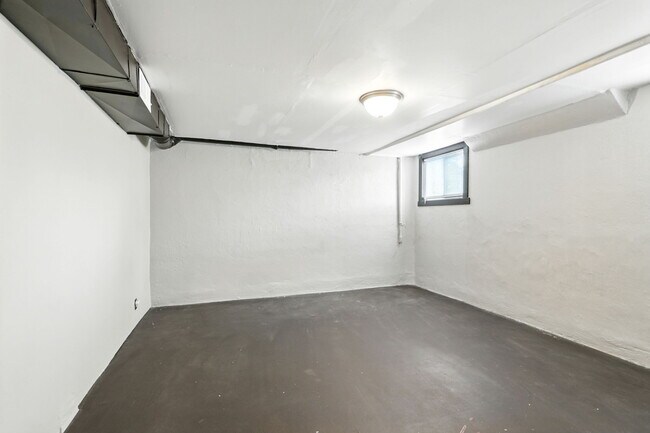 Building Photo - 423 NE 55th Ave
