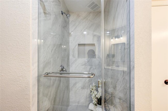 Building Photo - 15706 Amapola Dr