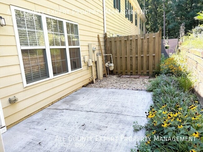 Building Photo - 2075 Pine Tree Dr