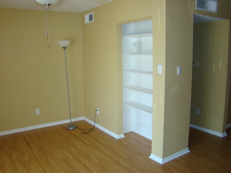 Building Photo - 2820 S Bartell Dr