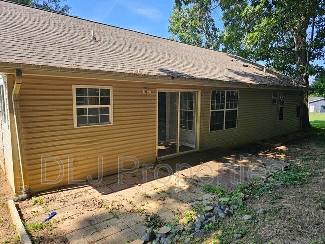 Building Photo - 546 Betty Lou Dr