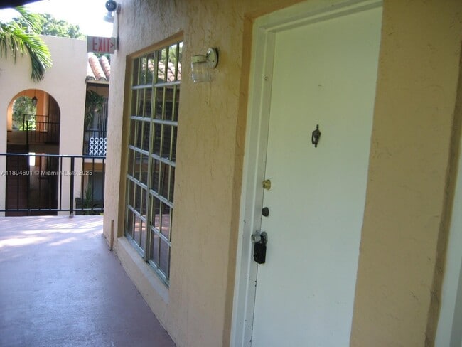 Building Photo - 10824 N Kendall Dr