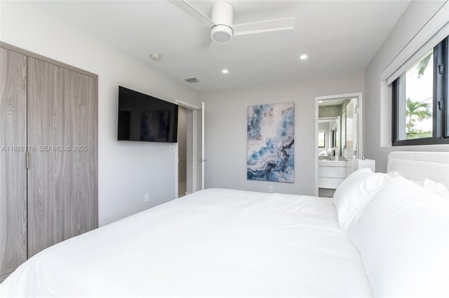 Building Photo - 21230 NE 25th Ct