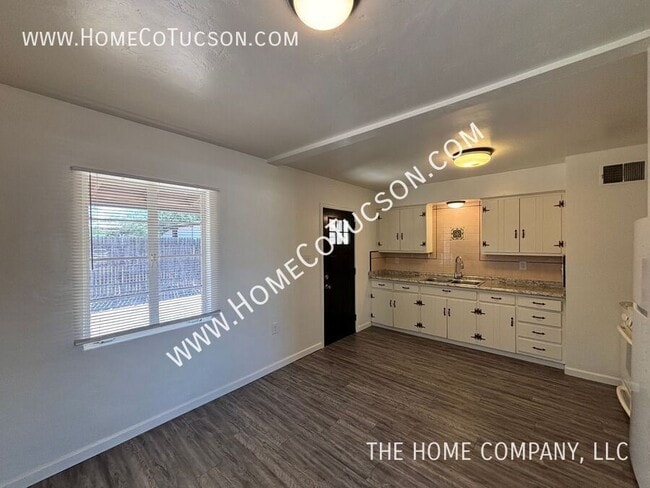 Building Photo - 833 W Jacinto St