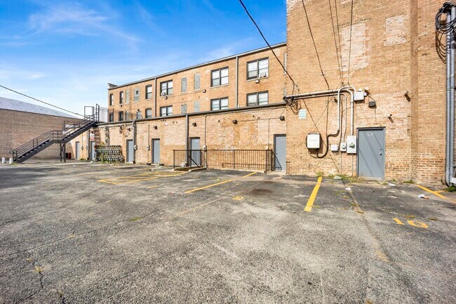 Building Photo - 414 Walnut St