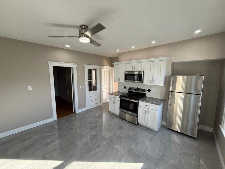 Building Photo - 148 Vernon St