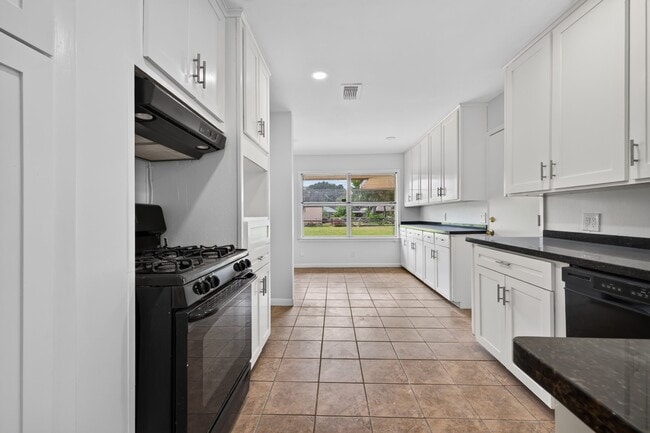 Building Photo - 5027 Creekbend Dr