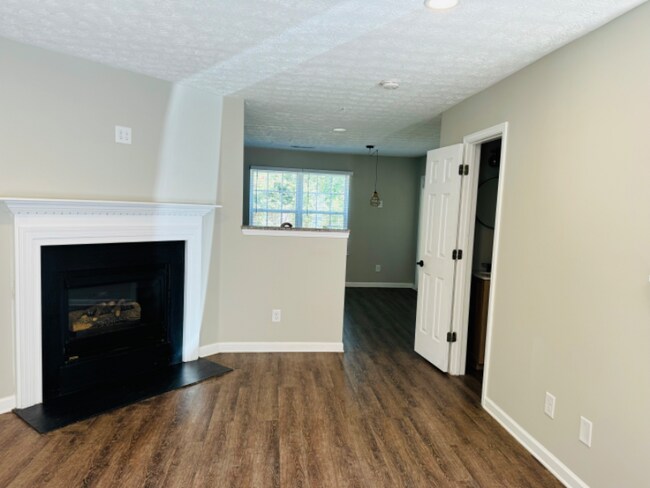 Building Photo - 208 Oak Grove Way