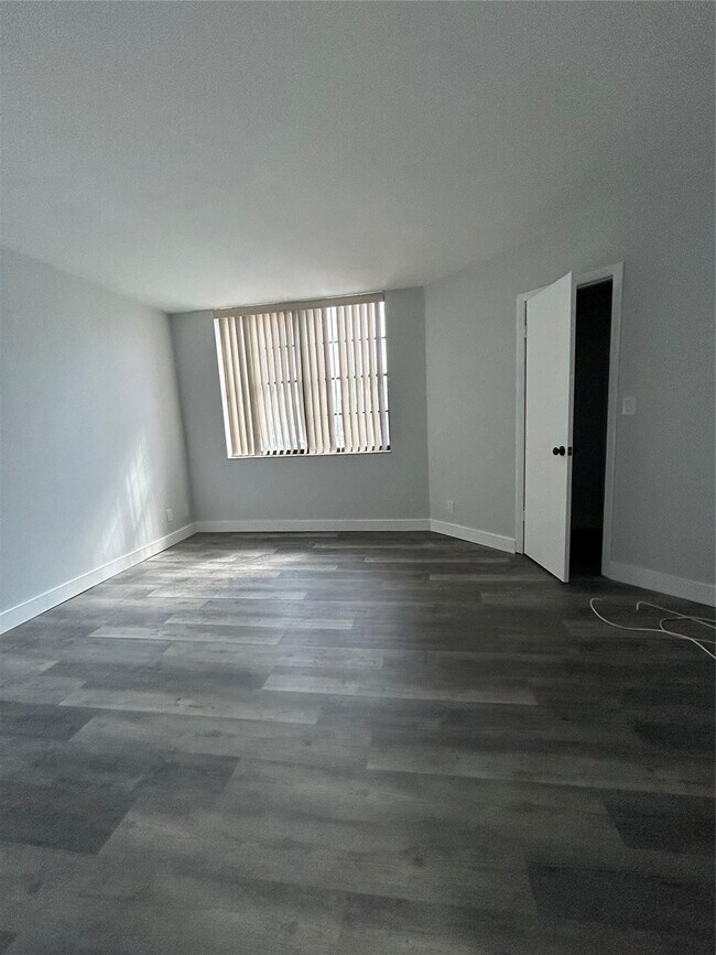 Building Photo - 211 Lake Pointe Dr