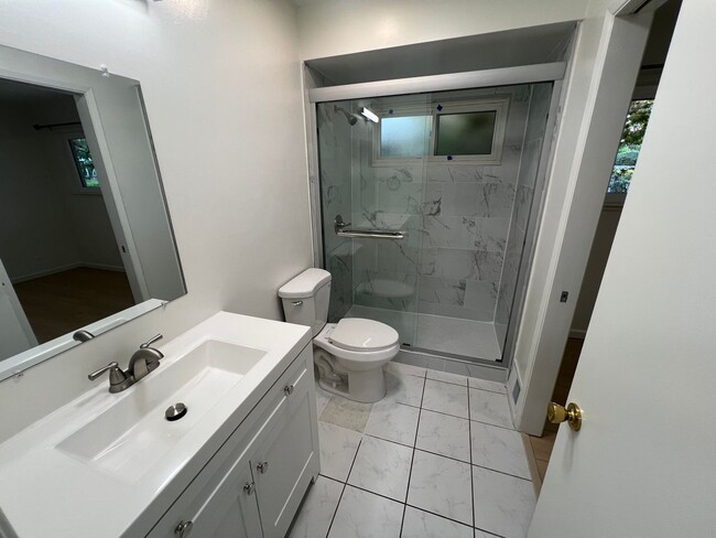 Building Photo - 2110-2112 Town &amp; Country Lane