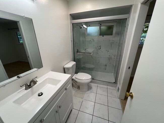 Building Photo - 2110-2112 Town & Country Lane