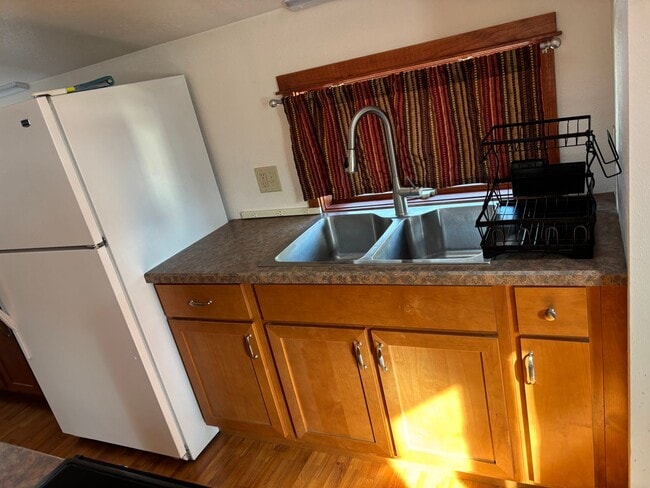 Building Photo - Above Garage 1 Bd with W/D in Unit!