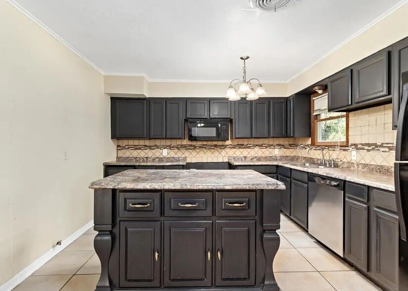 Building Photo - 5470 Spencer Dr