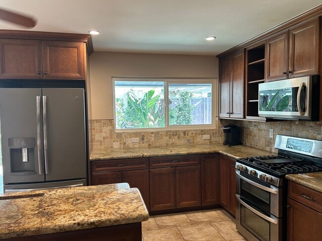 Building Photo - RURAL CHARM ON TOP OF THE HILLS IN VISTA