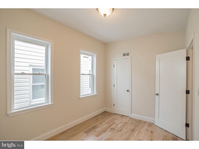 Building Photo - 253 Iona Ave