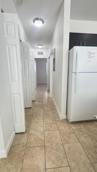 Building Photo - 420 W 77th St