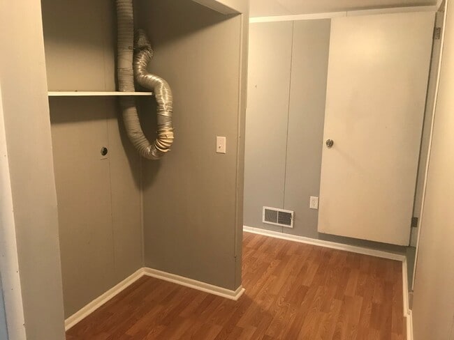 Building Photo - Charming 3 Bedroom, 1.5 Bathroom Residence...