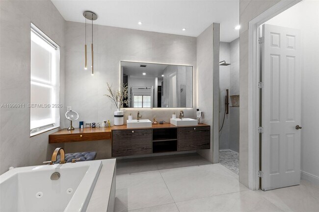 Building Photo - 3870 E Hibiscus St