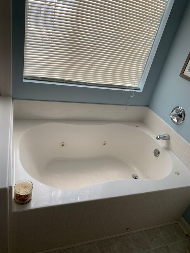 Building Photo - 3 Bedroom 2 Bathroom Single Family Condo