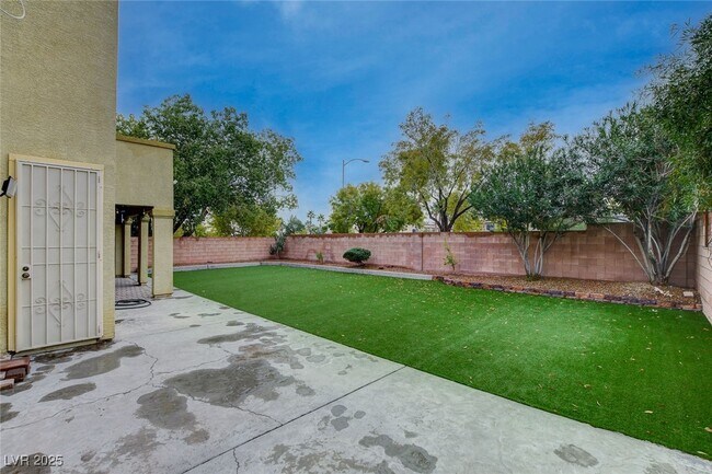 Building Photo - 8125 Chestnut Hollow Ave