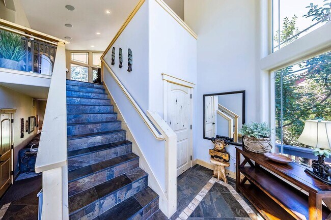 Building Photo - Large Mountain Luxury Home