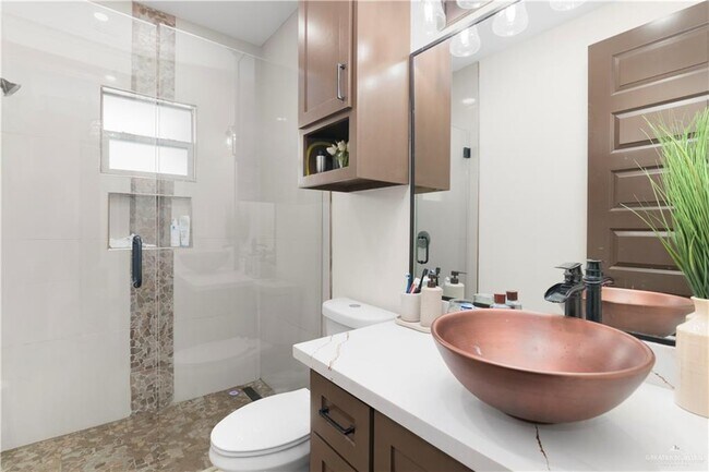 Building Photo - 25 N Brushfield Ave