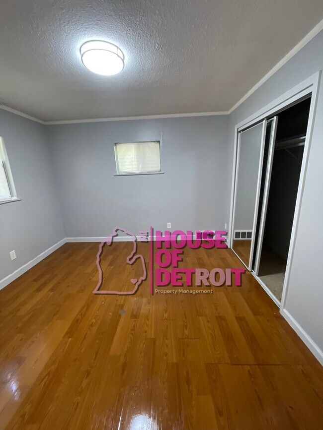 Building Photo - 3 BEDROOM | 2 BATH | FREE PRE SCREEN