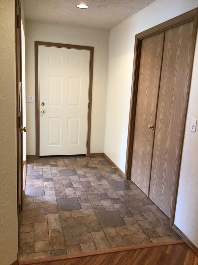 Building Photo - Silverton Duplex #13146